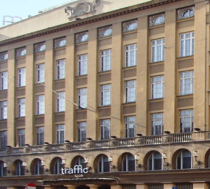 Modernistyczny sześciopiętrowy budynek, który przed II wojną światową był jedynym domem towarowym w Warszawie