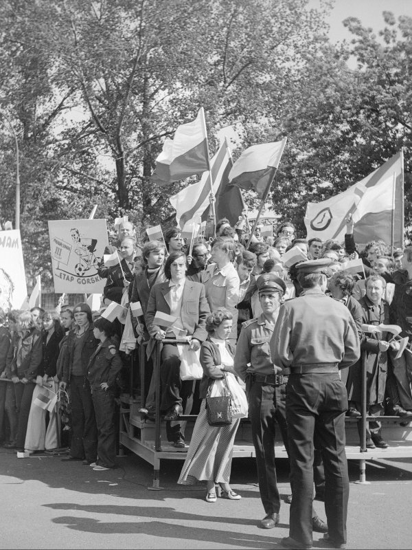 Zdjęcie przedstawia tłum ludzi z biało-czerwonymi flagami i plakatami.