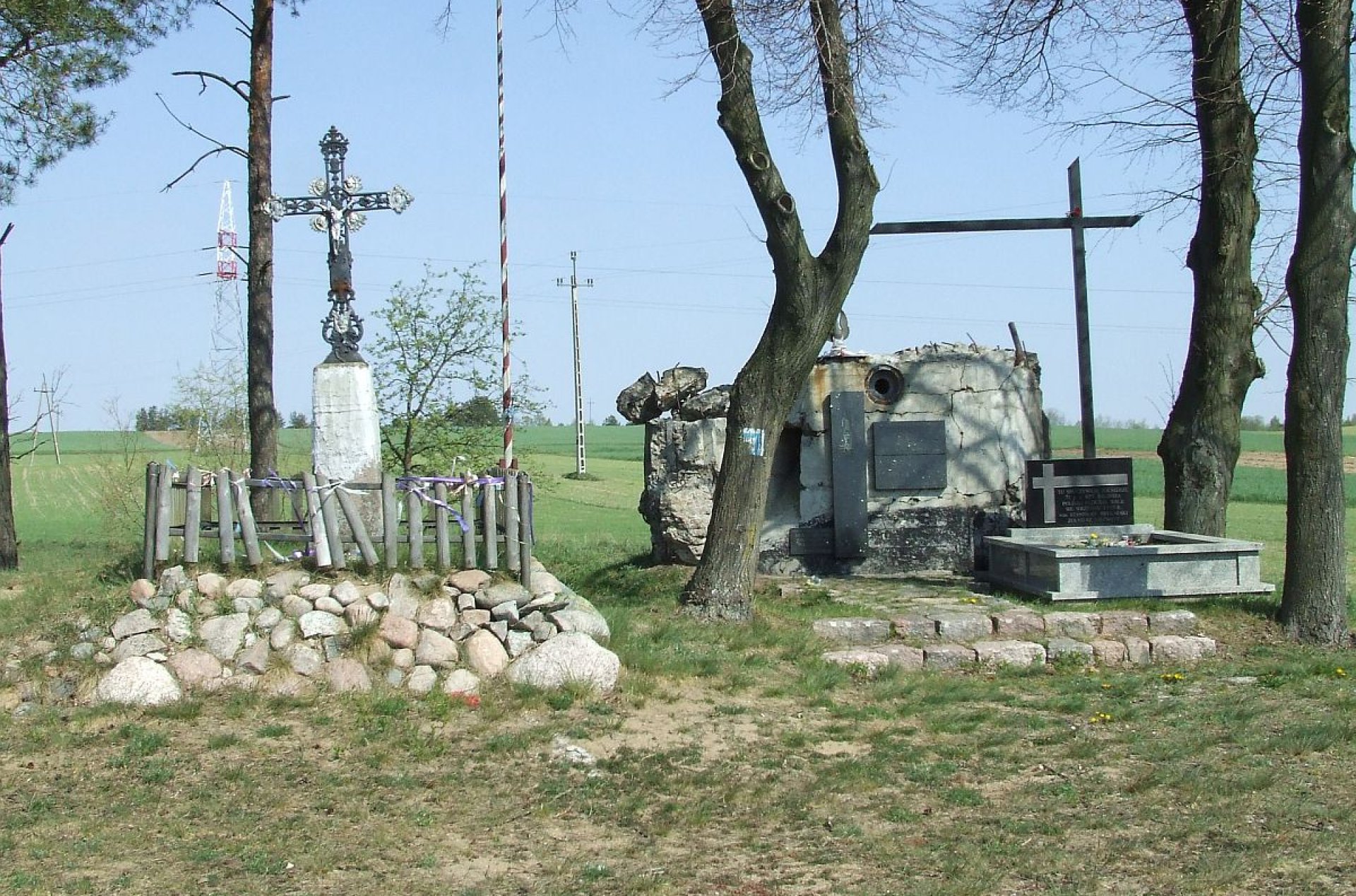 Krzyże i pomniki nagrobne na wzgórze.