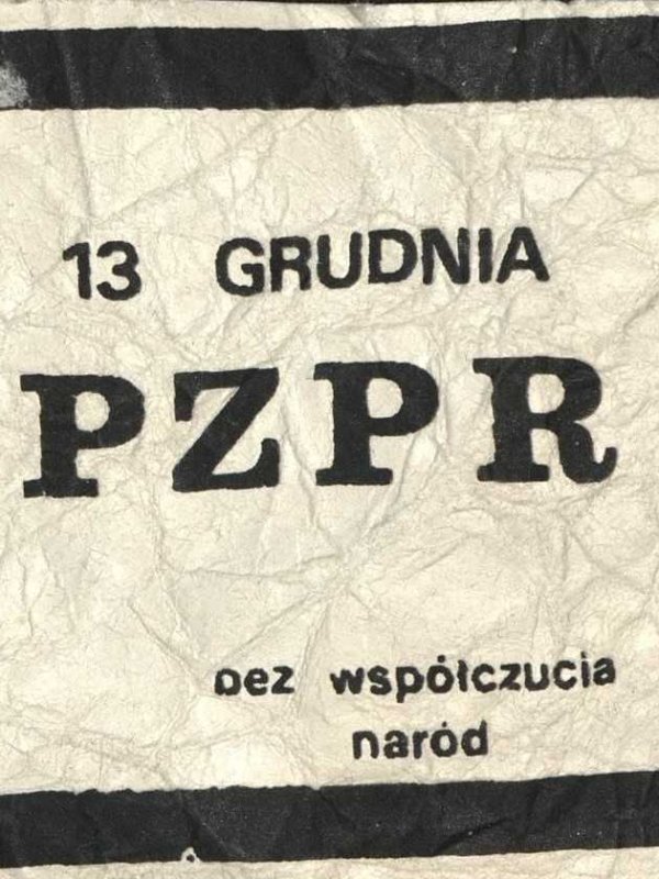 Na ulotce w czarnej ramce napis: 13 grudnia, PZPR - bez współczucia, naród.