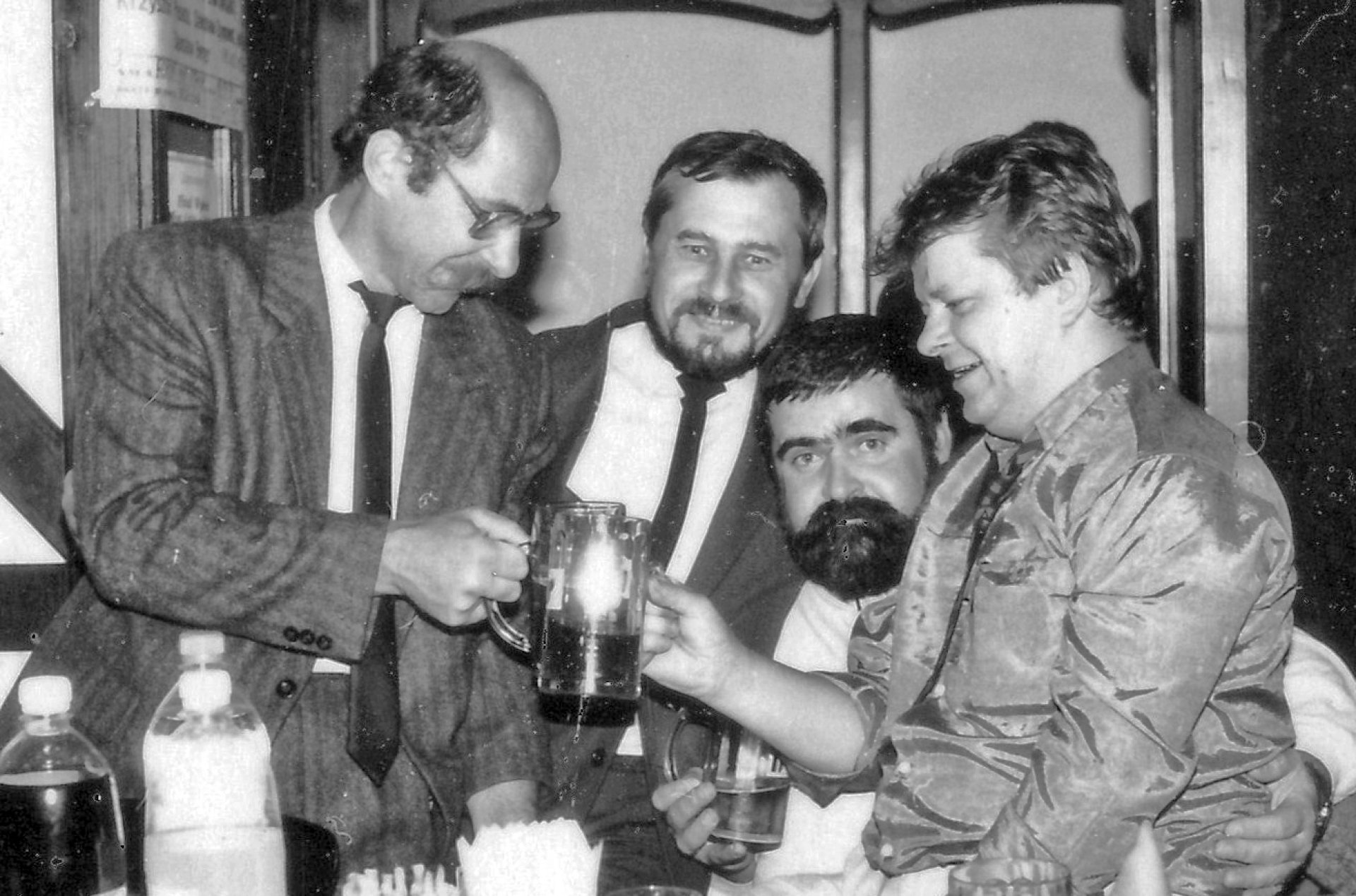 Czterech mężczyzn z kuflami piwa