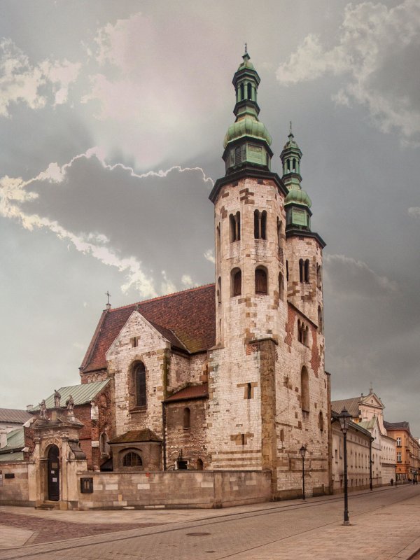 Zdjęcie przedstawia romański kościół św. Andrzeja z dwiema strzelistymi wieżami.