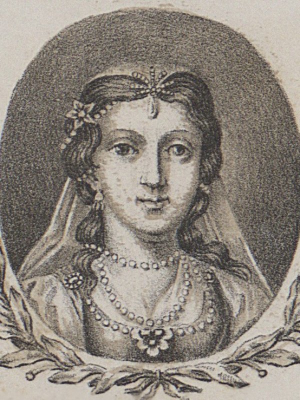 Młoda kobieta o dużych oczach i długim, prostym nosie.  Włosy upięte do tyłu, ozdobione welonem i perłami.