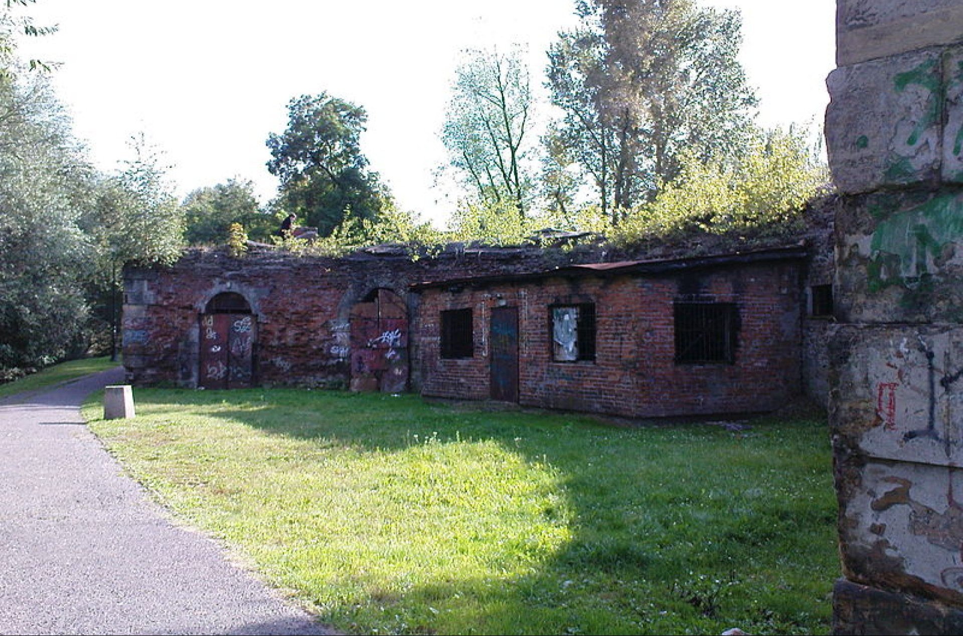 Niskie ceglane zabudowania przy murze - fragment fortu.