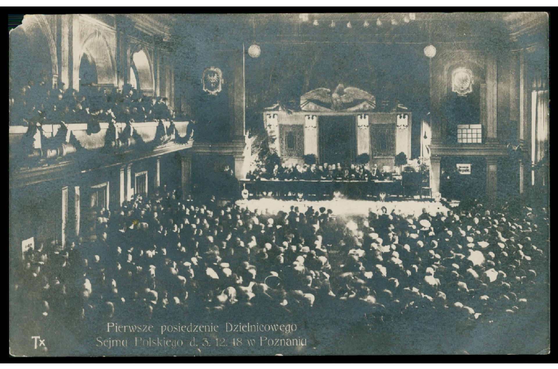 Widok na wypełnioną ludźmi salę sejmową.