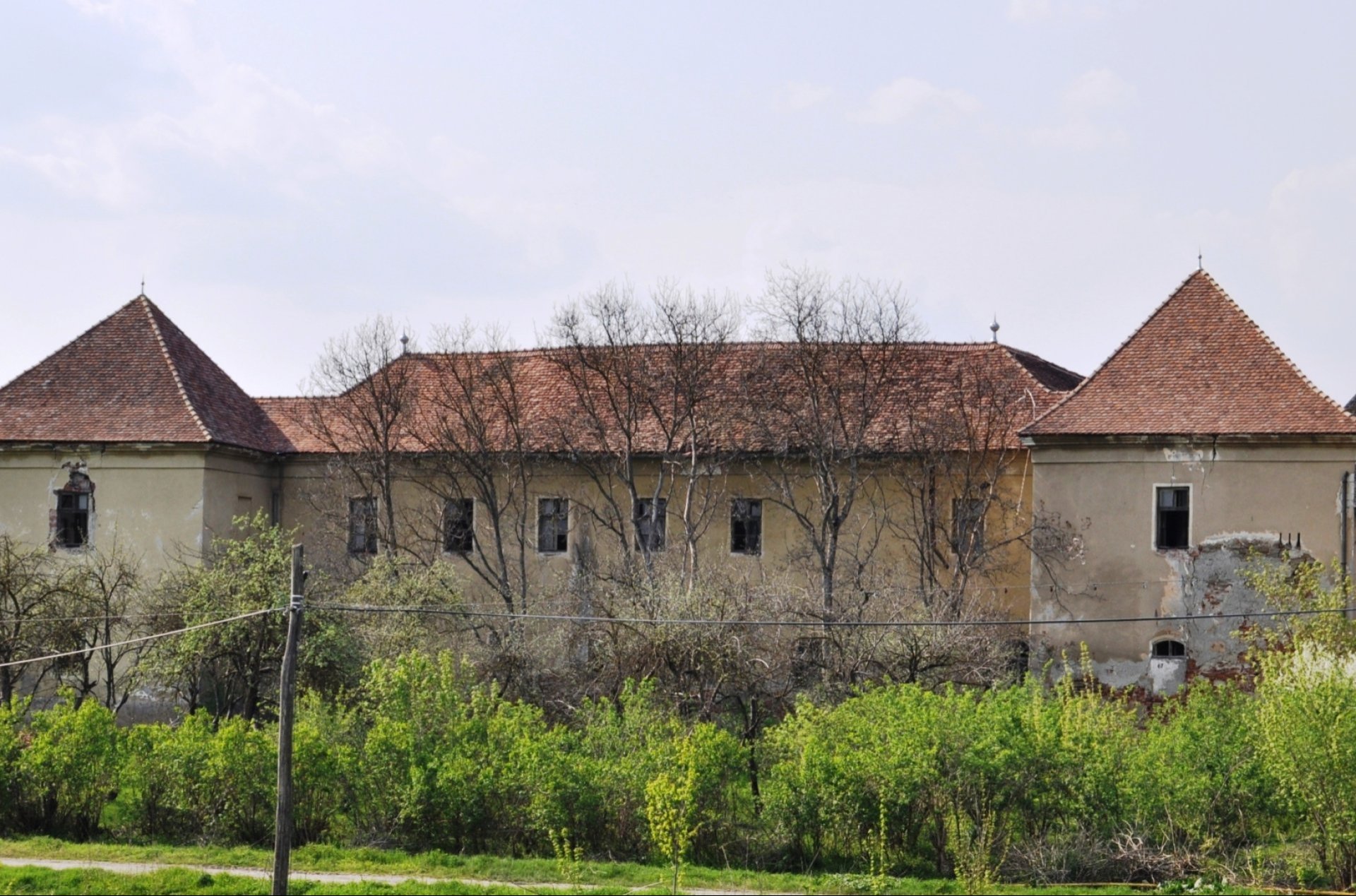 Widok na budynek zamkowy z czerwonym dachem.