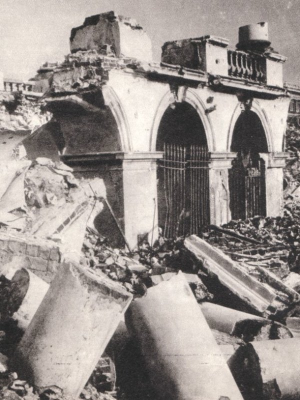 Ruiny Pałacu Saskiego. Wśród gruzów sterczy ocalały fragment arkad. 