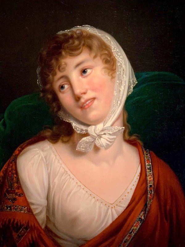 Młodziutka Maria Walewska na portrecie ma jasne, kręcone włosy, jasne oczy, rozchylone usta, głowę lekko przechyloną. Ubrana w prześwitującą białą koszulę. 