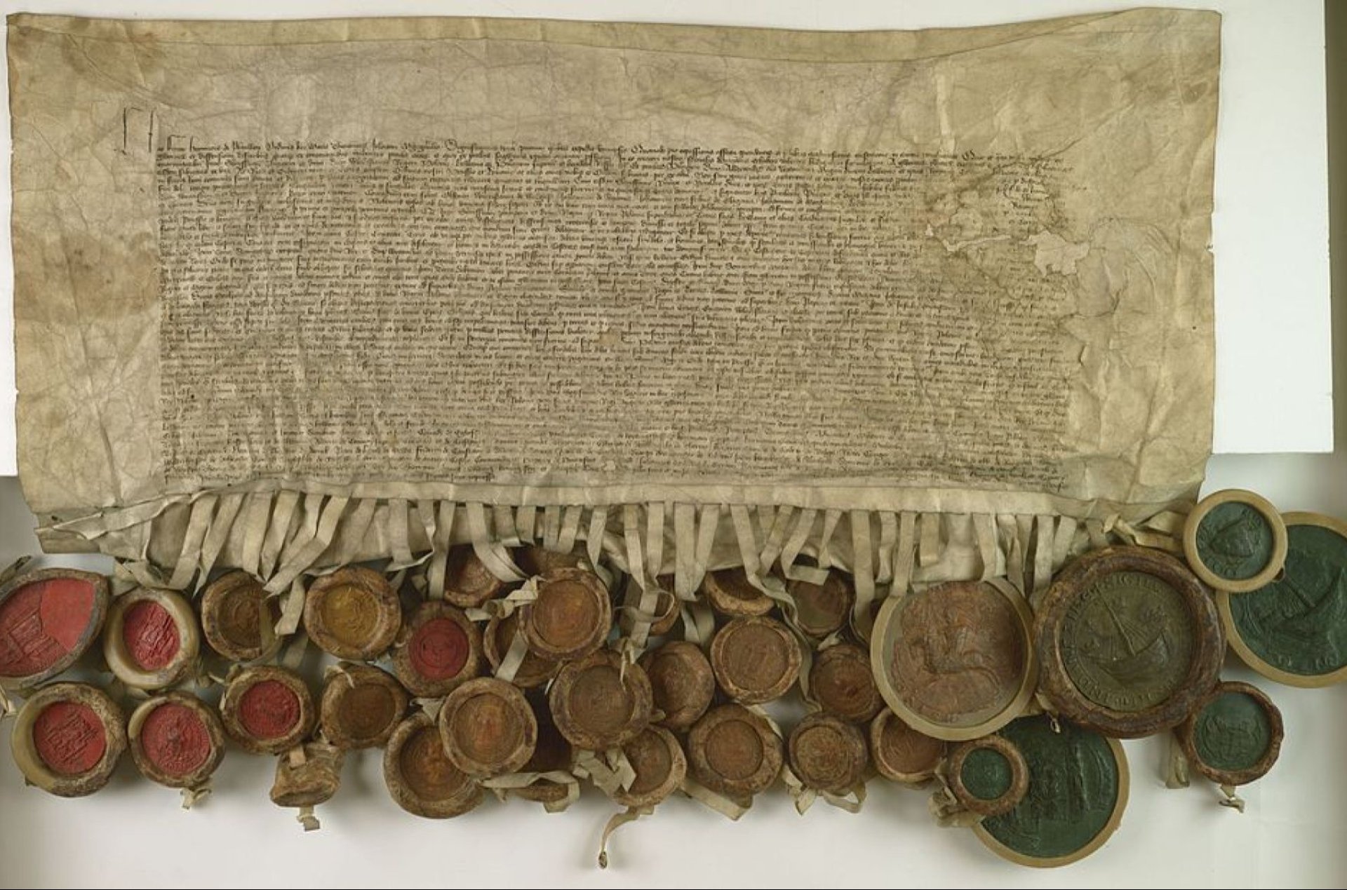 Rękopis zaopatrzony w liczne pieczęcie przyczepione na dole kartki.