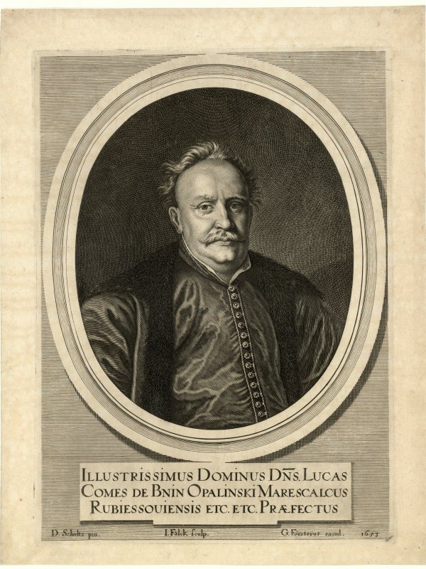 Szlachcic w średnim wieku, z siwymi wąsami i siwymi włosami zaczesanymi do tyłu. Ubrany jest w żupan i płaszcz obszyty futrem. 