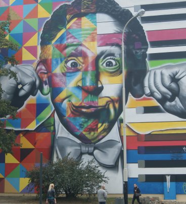 Na całej ścianie budynku namalowana jest głowa Artura Rubinsteina. Pianista trzyma się rękami za uszy, wytrzeszcza oczy i robi śmieszną minę. 