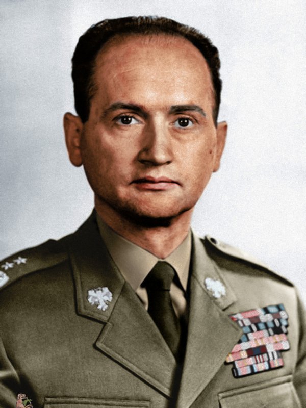 Dość jeszcze młody Wojciech Jaruzelski - brunet z wysokim, wyłysiałym czołem i ciemnymi oczami, w mundurze generała.