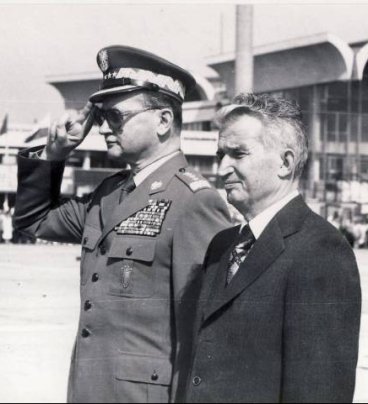 Po lewej gen. Jaruzelski salutuje w mundurze, po prawej niższy o pół głowy Nicolae Ceauşescu w garniturze.