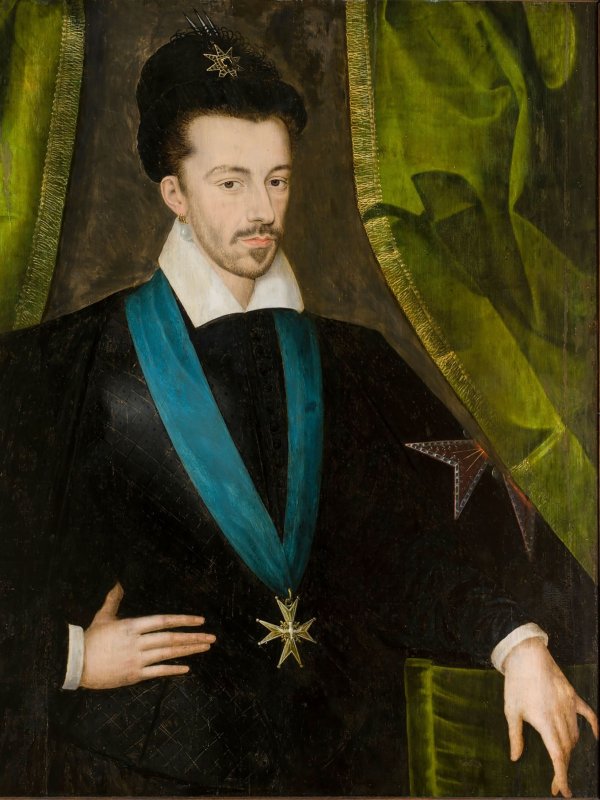 Henryk Walezy w czarnym stroju, ze złotym krzyżem na piersi, zawieszonym na niebieskiej szarfie, prawą rekę trzyma na biodrze. W uchu ma perłowy kolczyk.. 