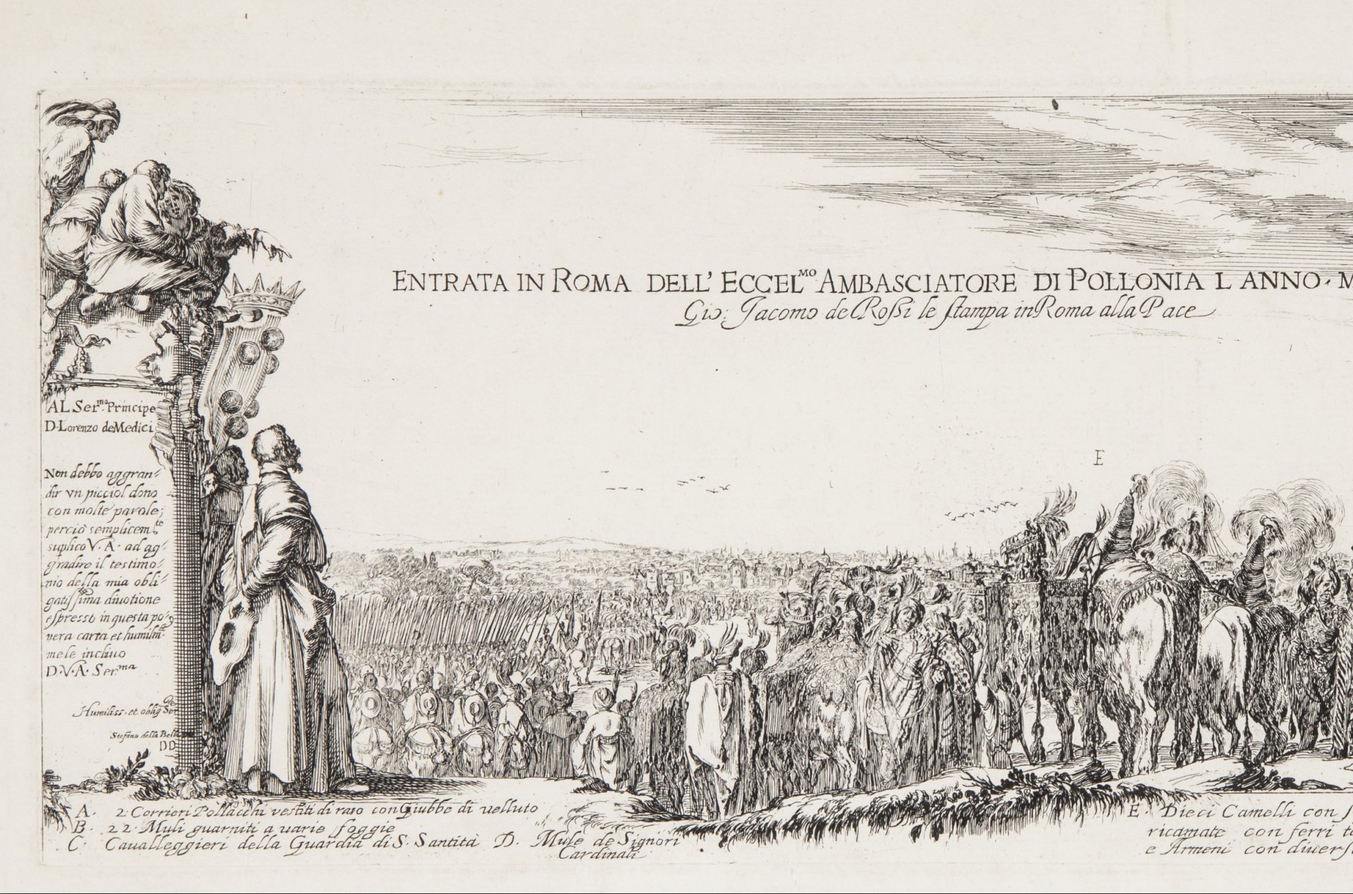 Wjazd długiego orszaku konnych i pieszych. Po lewej stronie ilustracji sylwetka mężczyzny patrzącego na zgromadzonychludzi .