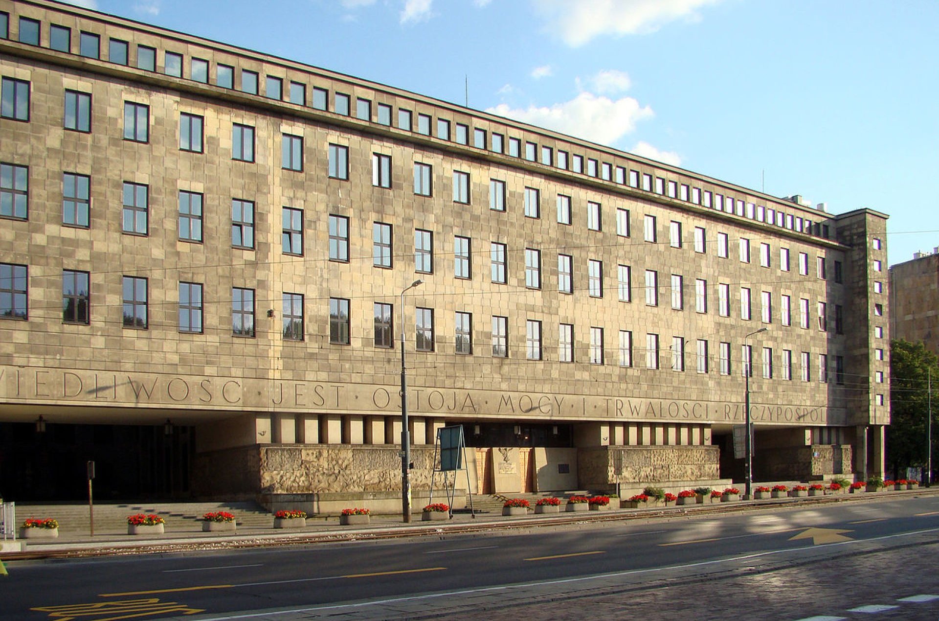 Widok na duży modernistyczny budynek.