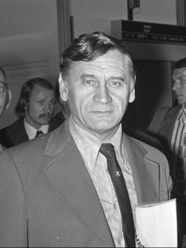 Kazimierz Górski w marynarce i krawacie patrzy w obiektyw. Ma pogodny wyraz twarzy. 