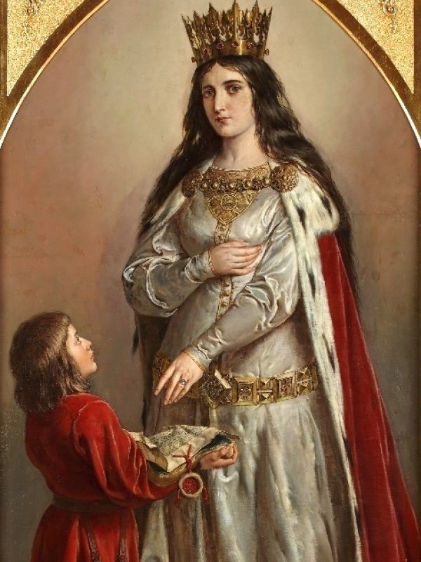 Królowa ma długie czarne włosy, piękną, pociągłą twarz, złotą koronę na głowie.  Jest w białej sukni i gronostajowym płaszczu. Mały chłopiec podaje jej dokument z pieczęciami.