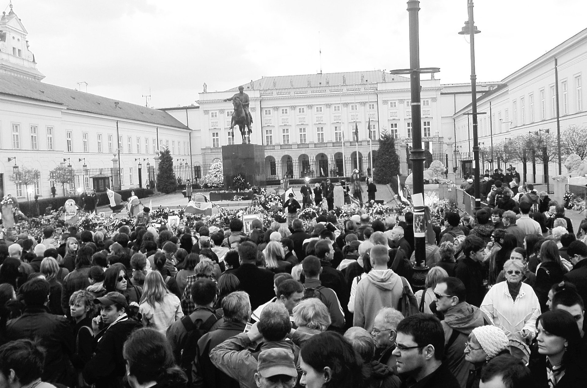 Czarno-białe zdjęcie zgromadzonego tłumu.