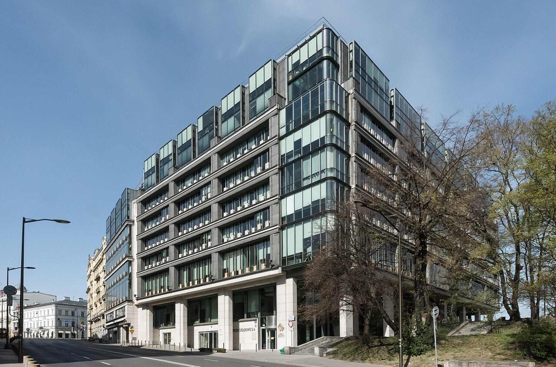 Nowoczesny przeszklony budynek.