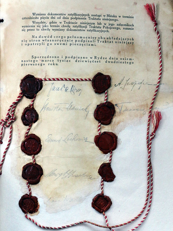 Dokument opatrzony pięcioma czerwonymi pieczęciami lakowymi. Pod drukowanym tekstem - kilka odręcznych podpisów.