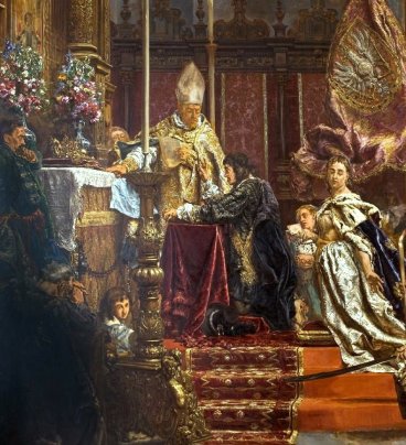 Król klęczy przed ołtarzem, przy którym stoi biskup w złotych szatach i infule. Tuż za królem klęczy królowa, a wokół stoi tłum dostojników.