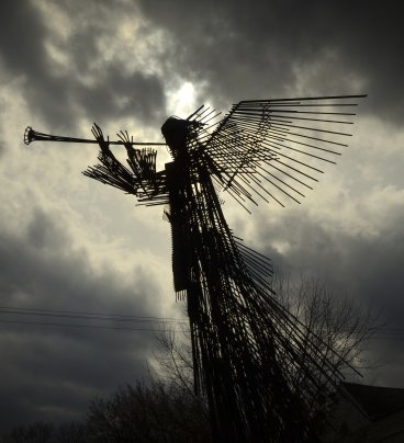Wykonana z metalowych prętów rzeźba anioła, który gra na trąbie.