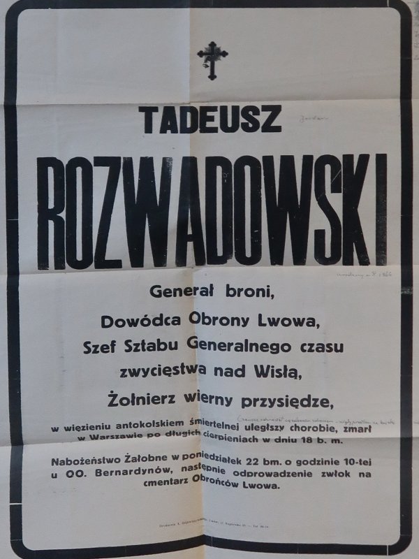 Na białej kartce czarnym drukiem jest zapisana informacja o zasługach Tadeusz Rozwadowskiego i jego pogrzebie w kościele Bernardynów.