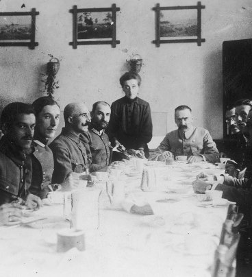 Kilkunastu oficerów w mundurach siedzi przy stole nakrytym białym obrusem. Na honorowym miejscu Józef Piłsudski, po jego prawej stronie - generał Rozwadowski. 