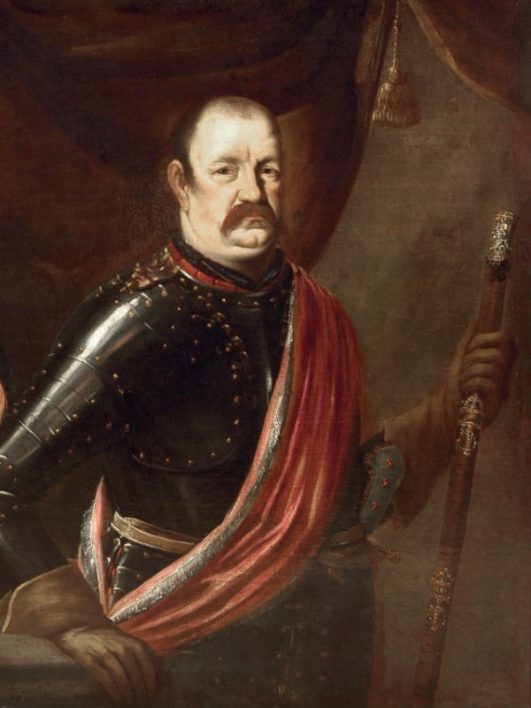 Jerzy Lubomirski ma na sobie zbroję przewiązaną czerwoną szarfą. W lewej ręce trzyma laskę marszałkowską. Twarz ma dumną, trochę opuchłą. Nosi wąsy i jest prawie łysy.