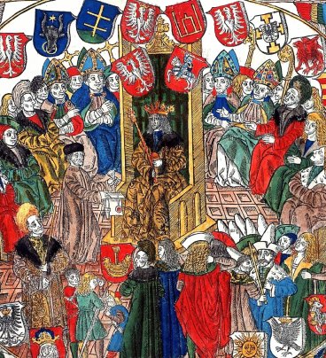 Na tronie siedzi król z koroną i berłem, wokół niego siedzą lub stoją możnowładcy i biskupi w bogatych szatach. Na ilustracji umieszczone są także herby.