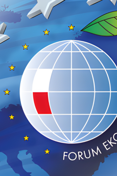 Logo Forum Ekonomicznego – biały glob z fragmentem polskiej flagi i napisem „Forum Ekonomiczne", obok zielony liść. W tle mapa Europy w odcieniach niebieskiego, otoczona srebrnymi i żółtymi gwiazdami.