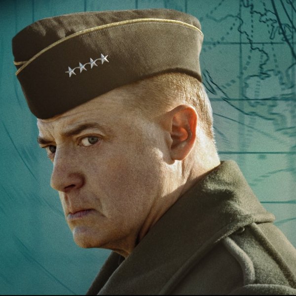 Plakat filmowy: Brendan Fraser w oliwkowym mundurze i furażerce z czterema gwiazdkami patrzy ponuro w bok. Obok niego Andrew Scott z wąsami patrzy przed siebie w profilu. W tle widać zarys mapy na morskim, deszczowym tle.